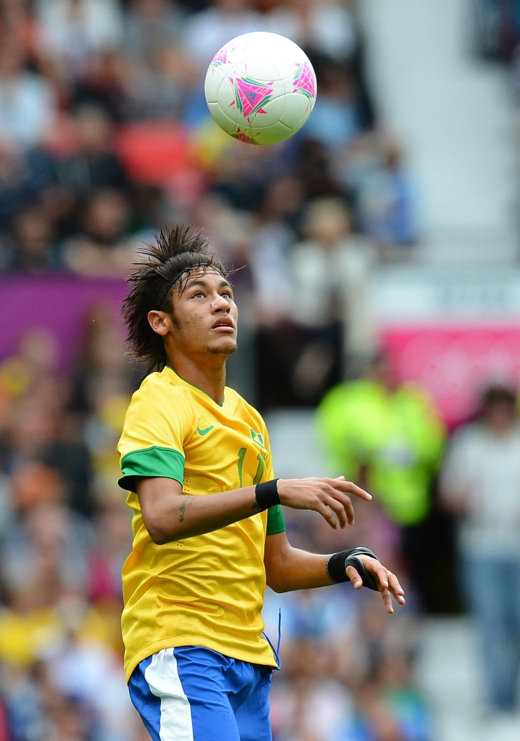 Neymar controla a bola com a cabeça em jogo do Brasil contra Belarus