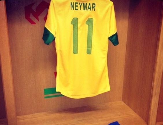 Neymar fotografa uniforme do jogo contra Bielorrússia