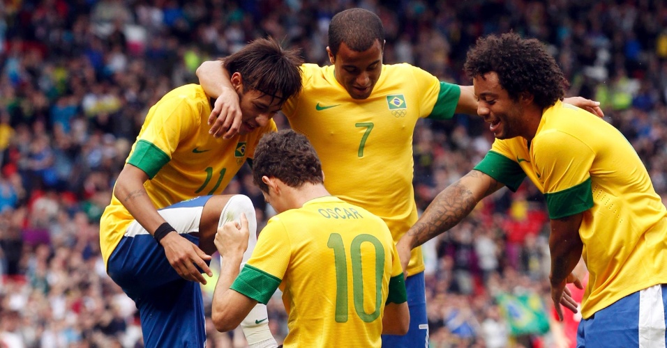 Observado por Lucas e Marcelo, Oscar "engraxa" chuteira de Neymar após terceiro gol brasileiro sobre Belarus