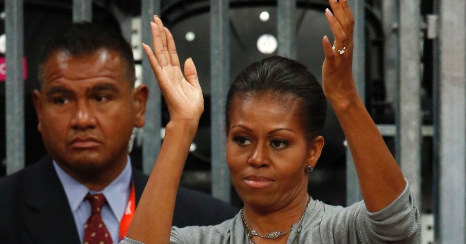 Primeira-dama dos Estados Unidos, Michelle Obama, aplaude os jogadores norte-americanos após a vitória sobre a França no basquete masculino