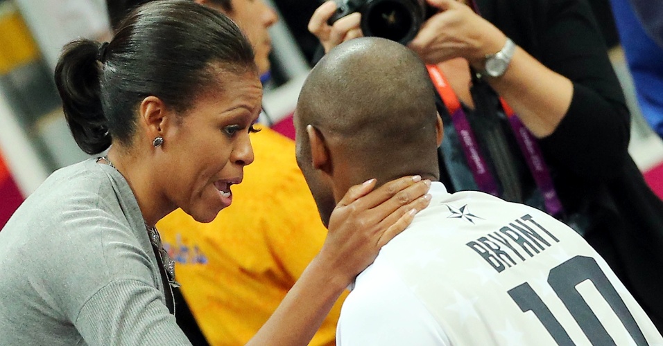 Primeira dama norte-americana Michelle Obama cumprimenta Kobe Bryant após a vitória do Dream Team sobre a França na estreia dos Jogos de Londres