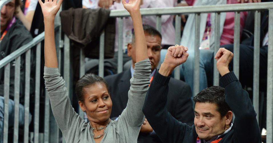 Primeira dama norte-americana Michelle Obama participa da ola durante a estreia do país contra a França, no basquete dos Jogos Olímpicos
