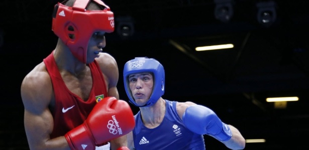 Robson Conceição, pugilista brasileiro, recebe golpe do britânico Josh Taylor, que venceu o combate