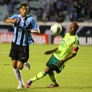 Souza não vê diferença entre atuar ao lado de Vilson ou Léo Gago contra o Flamengo, domingo - Lucas Uebel/Grêmio FBPA