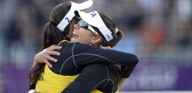 Talita e Maria Elisa comemoram a vitória sobre dupla holandesa, na estreia nos Jogos Olímpicos