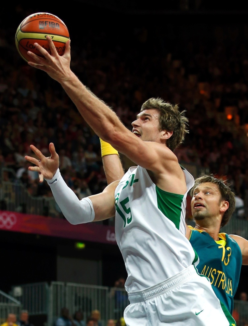 Tiago Splitter infiltra e anota mais dois pontos para o Brasil diante da Austrália na basquete masculino; brasileiros venceram por 75 a 71 (29/07/2012)