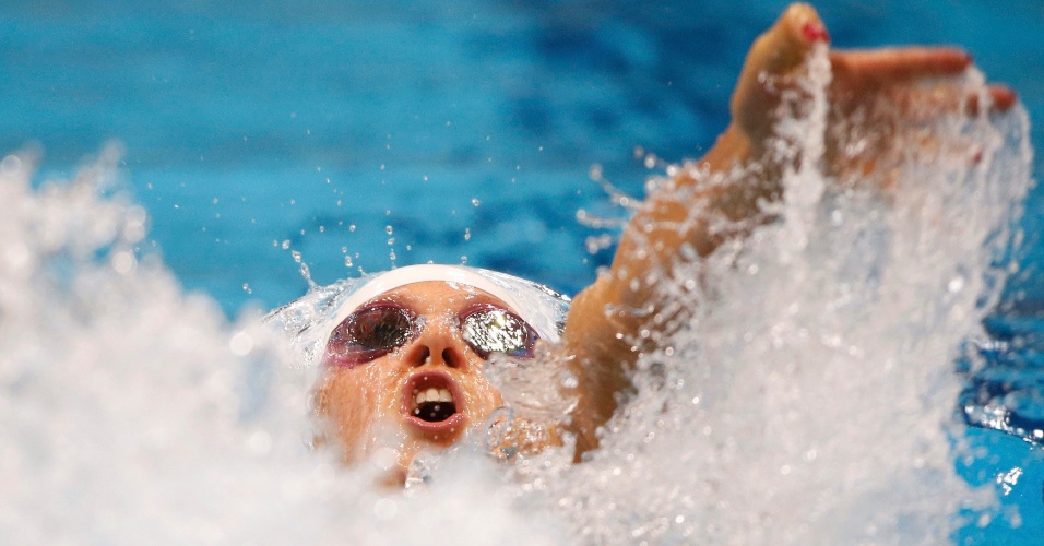 30.jul.2012 - A nadadora canadense Erica Morningstar faz aquecimento para disputa dos Jogos Olímpicos de Londres, no Reino Unido