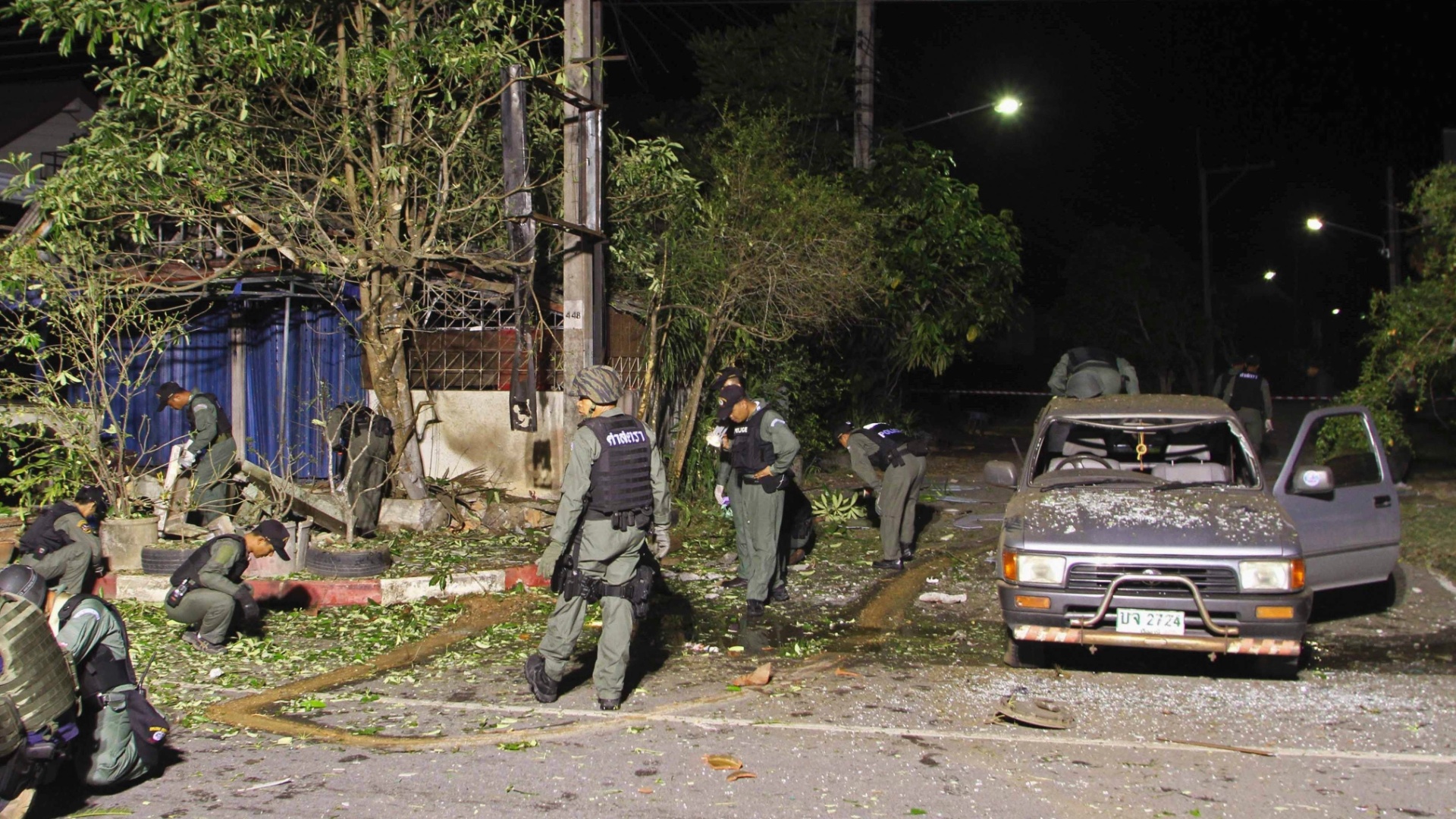30.jul.2012 - Polícia tailandesa inspeciona local onde um ataque a bomba feriu quatro policiais no domingo (29) em Bancoc. Segundo as autoridades locais, a suspeita é de que o atentado tenha sido feito por muçulmanos, que são maioria no país e denunciam a discriminação que sofrem por parte dos budistas, além de exigirem a criação de um Estado islâmico - Surapan Boonthanom/Reuters