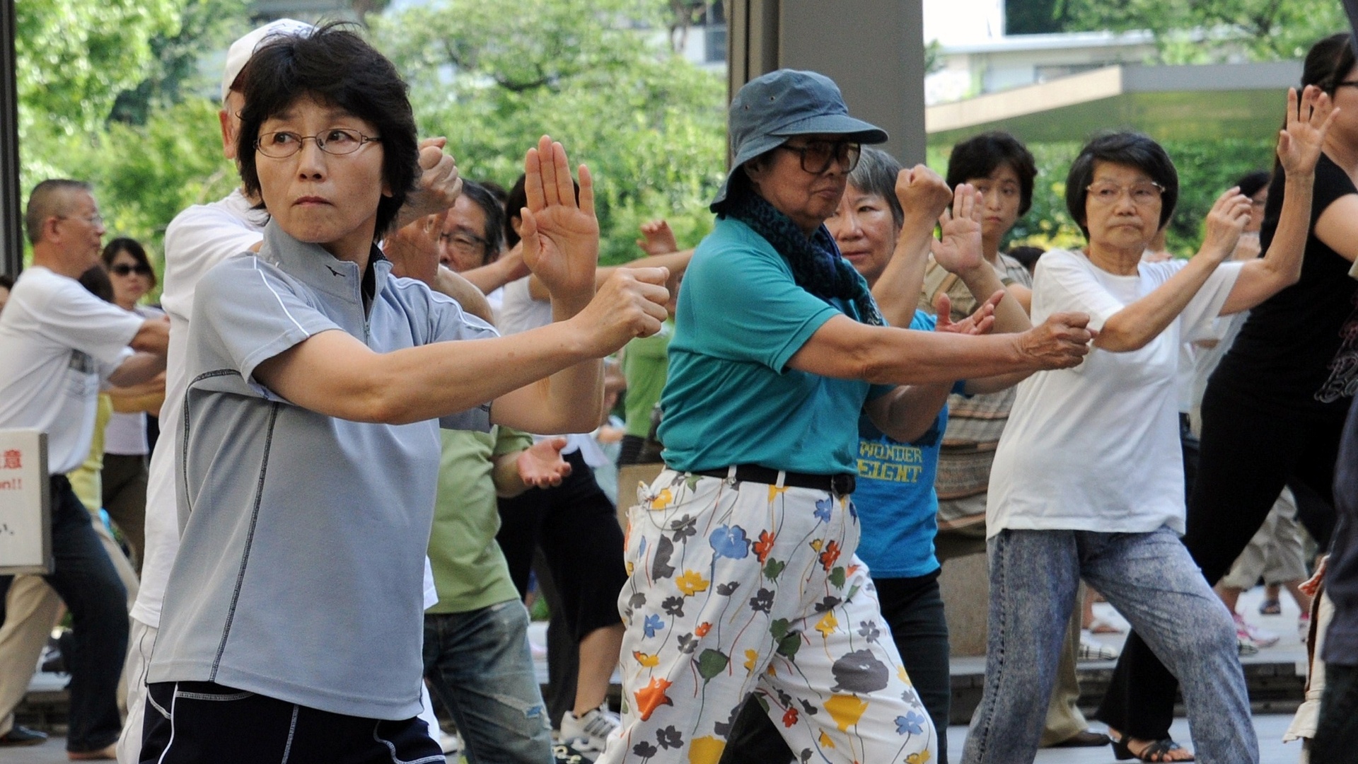 30.jul.2012 - Cerca de 400 pessoas praticam nesta segunda-feira (30) tai chi chuan, uma arte marcial oriental, em Tóquio, no Japão - Yoshikazu Tsuno/AFP