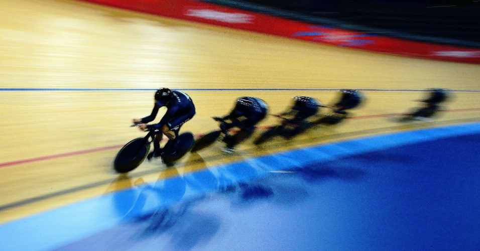 30.jul.2012 Equipe de ciclismo da Nova Zelândia treina no velódromo no parque olímpico de Londres, no Reino Unido