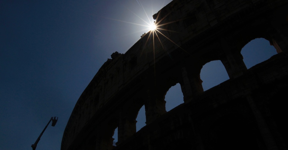 30.jul.2012 Um trabalhador é visto em uma grua, enquanto se prepara para restaurar o antigo Coliseu de Roma, na Itália