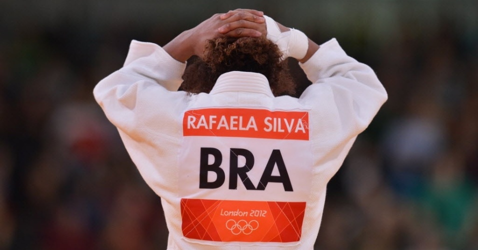 A judoca brasileira Rafaela Silva leva as mãos a cabeça após a decisão dos árbitros