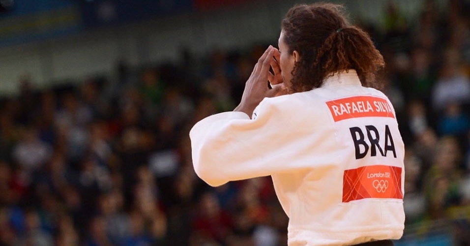 A judoca brasileira Rafaela Silva parecia não se conformar com a decisão dos juízes