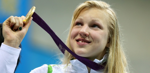 A lituana Ruta Meilutyte, de apenas 15 anos, comemora vitória 100 m peito em Londres