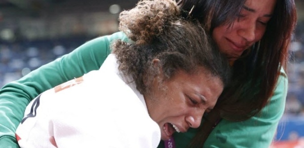 Rafaela Silva e a técnica Rosicleia Campos choram após eliminação em Londres - EFE/JUAN CARLOS HIDALGO