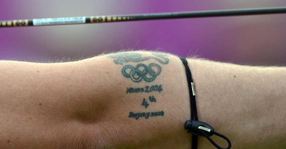 Anéis olímpicos tatuagem no braço do britânico Larry Godfery, atleta do tiro com arco