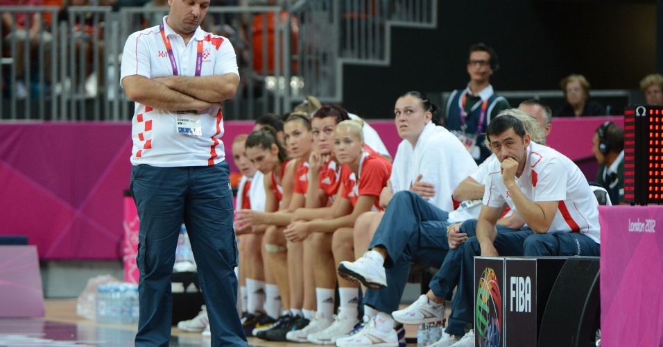 Antonija Misura senta no banco durante derrota da Croácia para os EUA, na estreia dos Jogos de Londres-2012