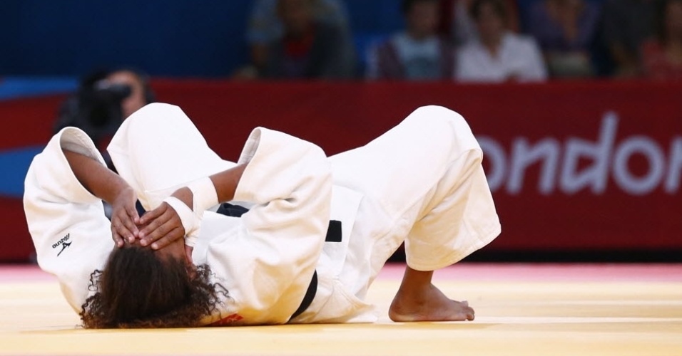 Após a desclassificação, Rafaela Silva ficou deitada no tatame chorando