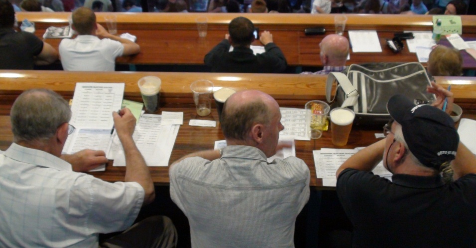 Apostadores mais veteranos preferem acompanhar da tribuna, sentados e com suas cervejas à mão
