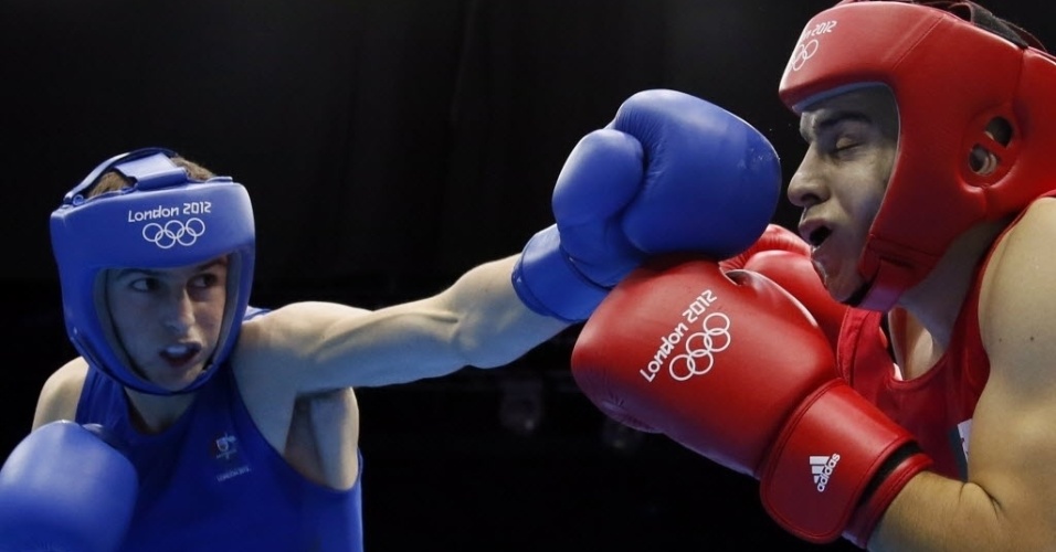 Australiano Jackson Darren Woods (e) acerta o rosto do rival Samir Brahimi em disputa do torneio olímpico de boxe