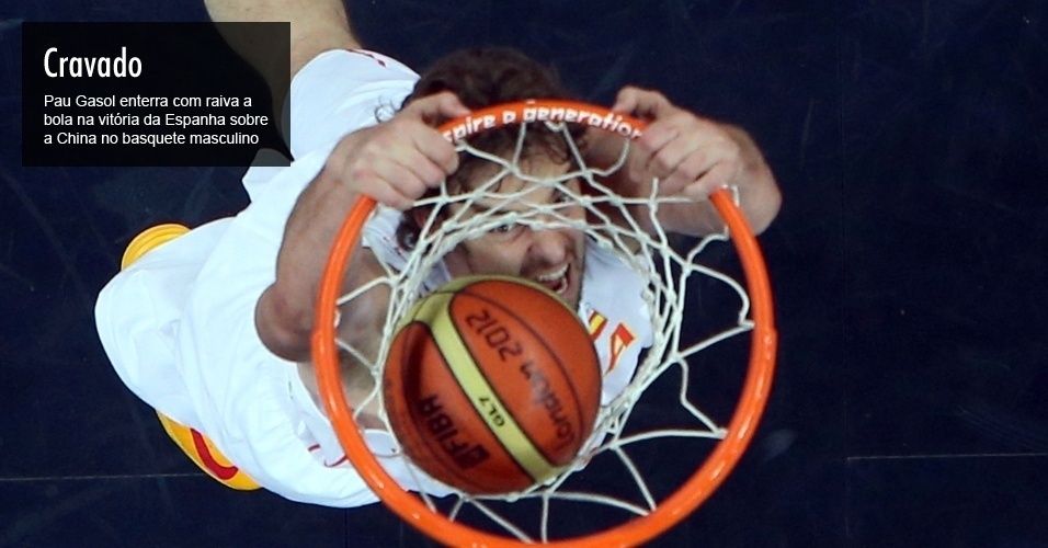 Pau Gasol enterra com raiva a bola na vitória da Espanha sobre a China no basquete masculino