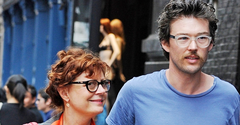 Com namorado 30 anos mais jovem, a atriz Susan Sarandon, 65, passeia pelo bairro do Soho, em Nova York (30/7/12)