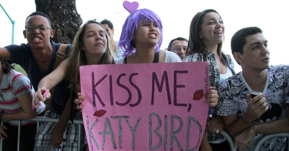Com peruca e cartaz, fã pede beijo de Katy Perry em frente ao hotel em que a artista está hospedada no Rio de Janeiro (30/7/12)