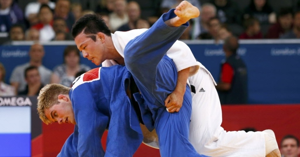 Coreano Wang Ki-Chun agarra a virilha do norte-americano Nicholas Delpopolo em combate da categoria até 73 kg na Olimpíada de Londres (30/07/2012)