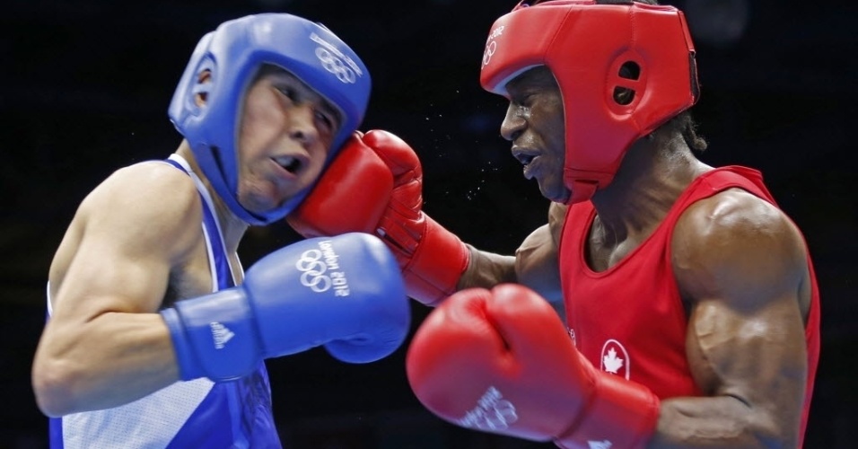 Custio Clayton fecha os olhos e desce a mão em rival durante o torneio olímpico de boxe, em Londres