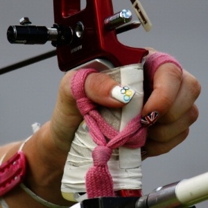Detalhe da mão da atleta britânica do tiro com arco Amy Oliver 