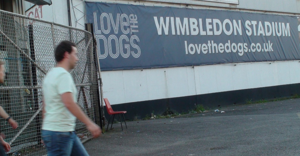 Frequentadores dos ?Wimbledon dogs? chegam para uma noitada de apostas e cervejas no bairro do sudoeste de Londres