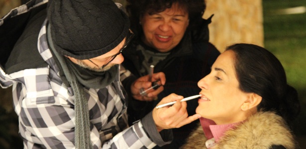 Glória Pires é maquiada por Uirandê Holanda durante filmagem de "Flores Raras" (2012) - Divulgação