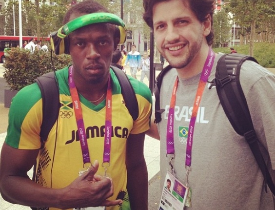 Guilherme Giovannoni, da seleção de basquete, tira foto ao lado do velocista jamaicano Usain Bolt