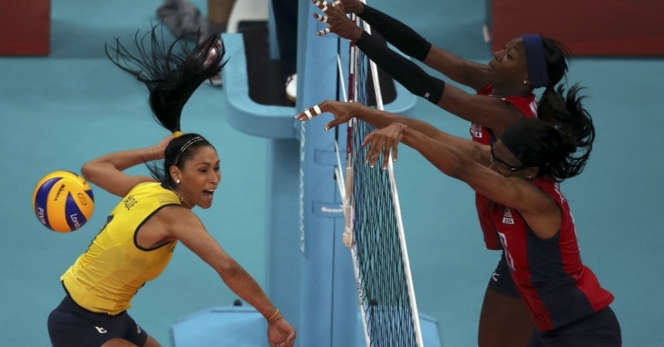 Jaqueline é bloqueada por Akinradewo e Hooker, dos Estados Unidos, durante partida na Olimpíada