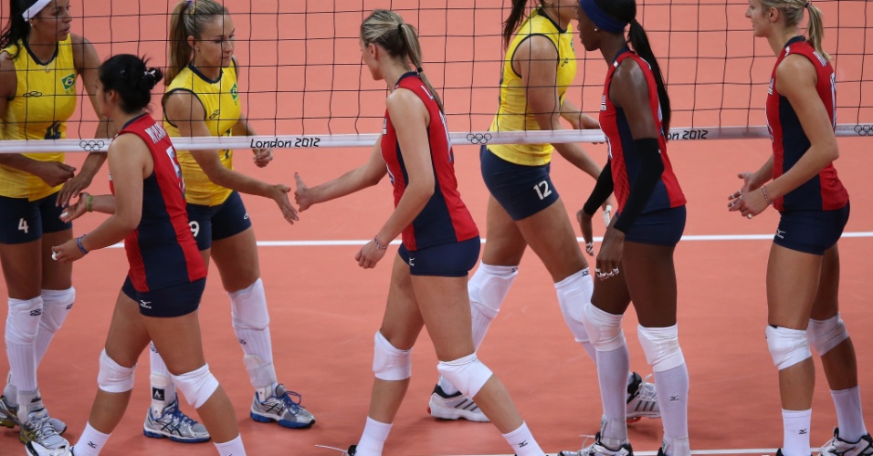 Jogadoras brasileiras e americanas se cumprimentam antes do início da partida em Londres