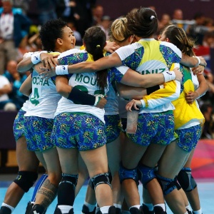 Jogadoras da seleção brasileira de handebol comemoram a vitória sobre Montenegro 