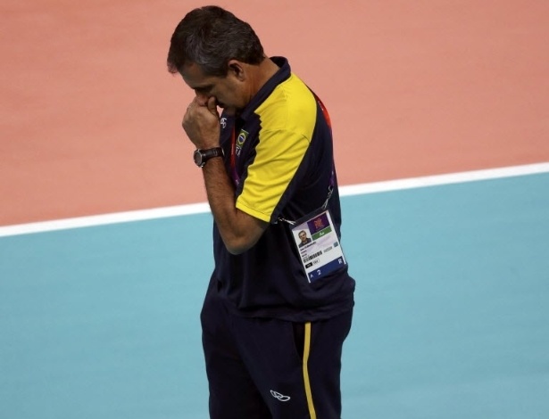José Roberto Guimarães fica pensativo durante a partida entre Brasil e Estados Unidos