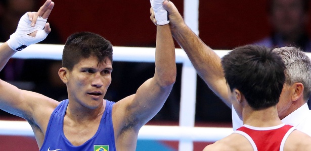 O boxeador brasileiro Julião Neto comemora vitória contra o rival coreano nesta segunda-feira