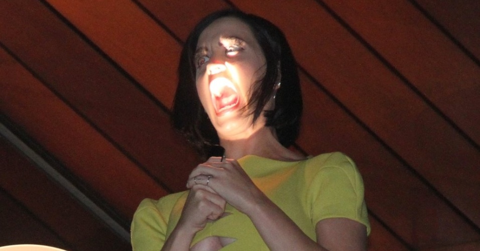 Katy Perry brinca com lanterna na sacada do hotel