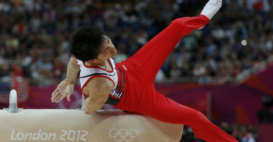 Kazuhito Tanaka, do Japão, cai durante série no cavalo na competição por equipes de ginástica artística