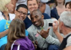 Mega astro da NBA, Kobe Bryant é tratado como mortal por "amigas" do vôlei americano - Kirill Kudryavtsev/AFP