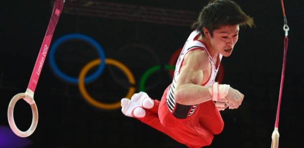 Kohei Uchimura passa pelas argolas na final por equipes na Olimpíada de Londres; japonês ficou o ouro
