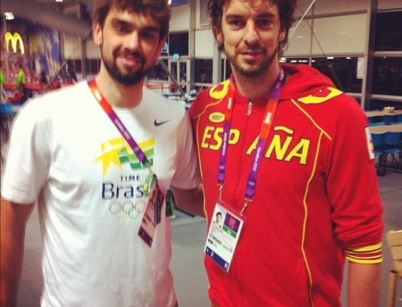 Lucão, da equipe de vôlei masculino, tira foto junto com o pivô espanhol Pau Gasol