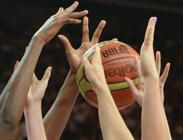 Mãos de atletas do basquete das equipes do Reino Unido e Canadá