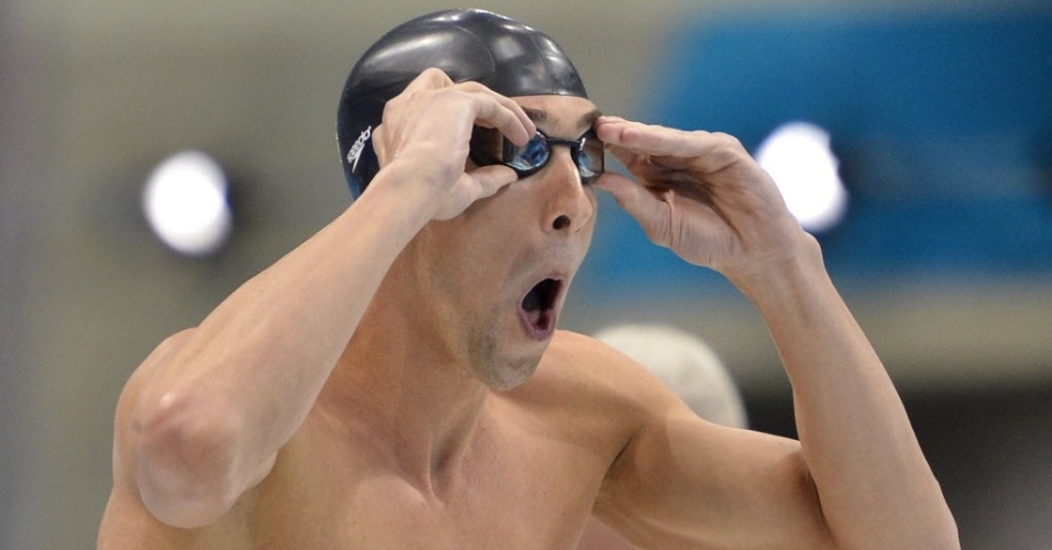 Michael Phelps faz careta antes de entrar na água para a prova de 400 m medley nos Jogos Olímpicos de Londres