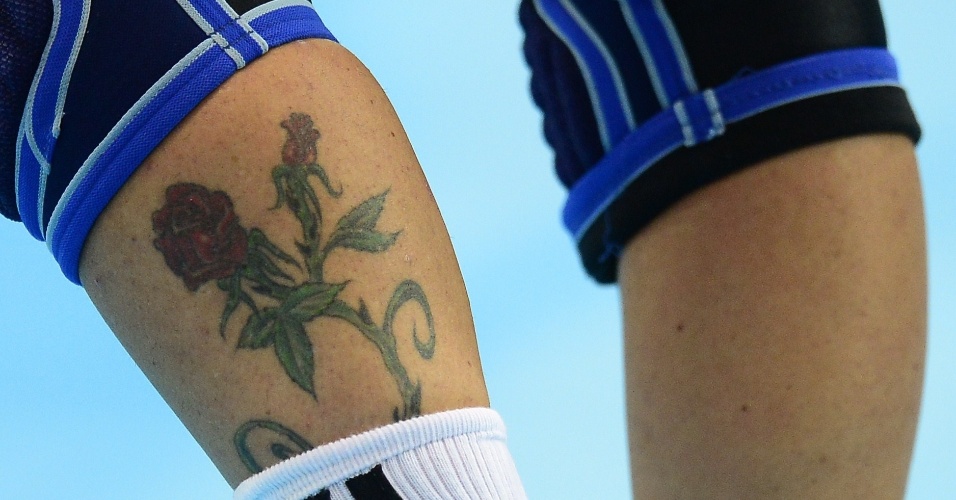 Miranda Tatari, jogadora do time de handebol da Croácia, exibe tatuagem na perna esquerda
