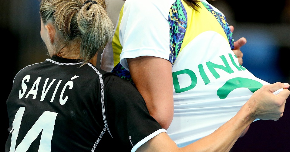 Montegrina Savic agarra brasileira Fabiana pela camiseta em lance de jogo de handebol feminino em Londres (30/07/2012)