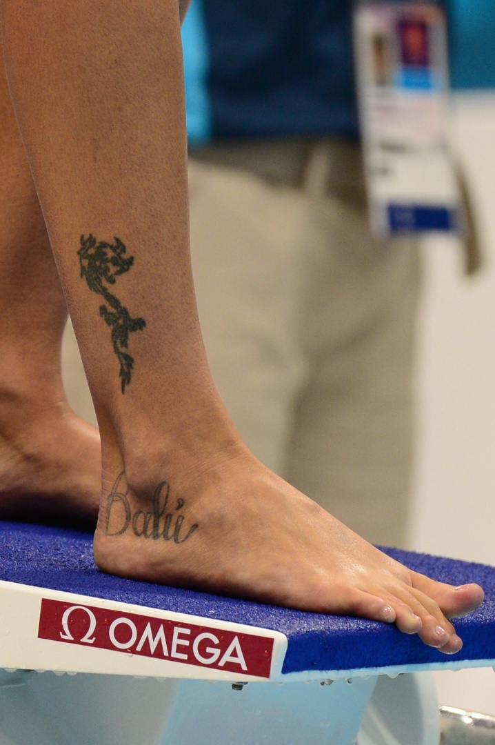 Musa italiana Federica Pellegrini exibe tatuagens no pé direito enquanto se prepara para eliminatória dos 200m livre
