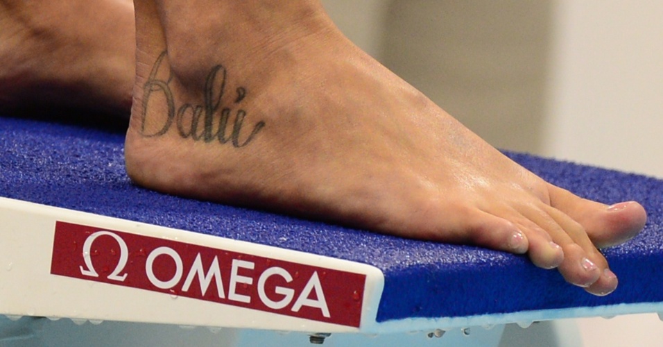 Musa italiana Federica Pellegrini exibe tatuagens no pé direito enquanto se prepara para eliminatória dos 200m livre