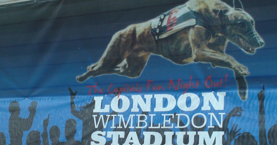 Na entrada, um pôster com um galgo correndo já entrega que o Wimbledon Stadium não tem nada a ver com tênis